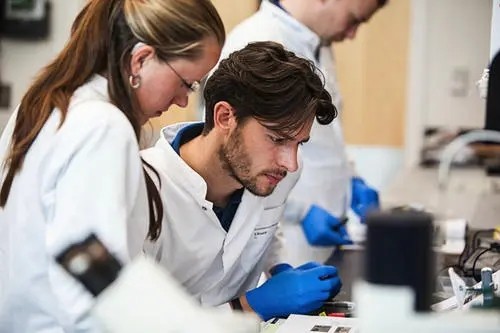 被资本控制的美国医药有多可怕？把*品毒**当药卖，每年净赚200亿