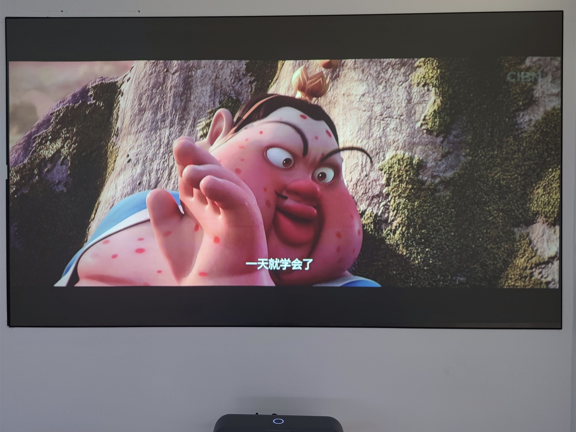 坚果S1Ultra菲涅尔屏增益幕布评测：磁吸安装+2.6倍亮度提升