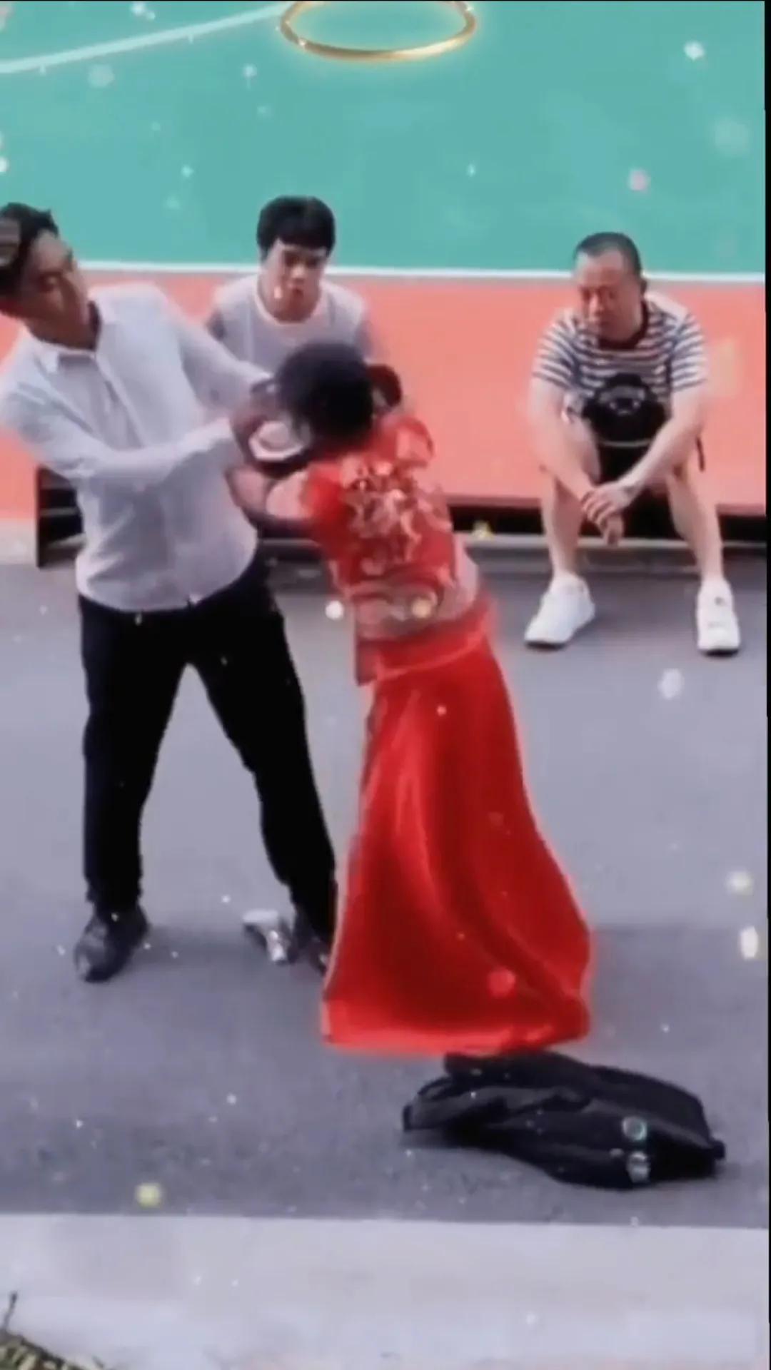 新娘嫌红包少当众大骂新郎,改口费给少了新娘当场甩脸子