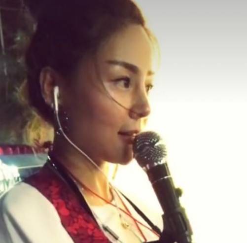 花姐：草根逆袭！一首《狂浪》赚千万，从流浪歌手变成顶级网红