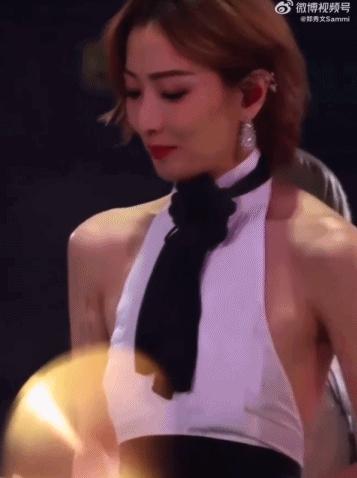 50多岁的郑秀文自律使身材曼妙 (50岁的郑秀文迎来了她的时髦巅峰)