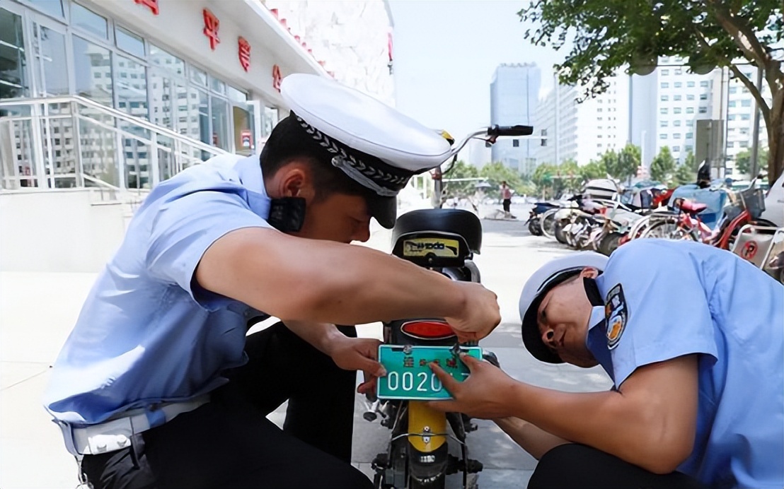 电动自行车牌照被套牌可以立案嘛,电动车牌照违规能拍到吗