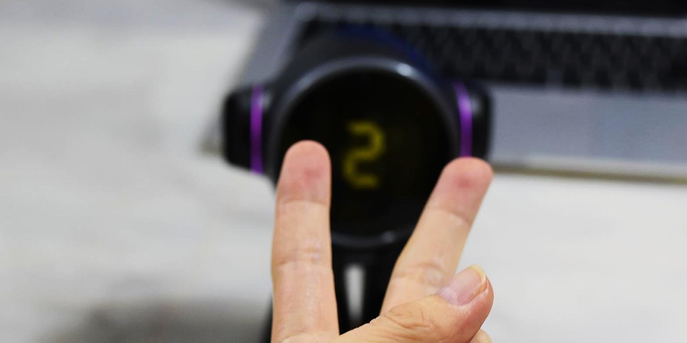 桌面人形机器人,乐天派和emo桌面机器人