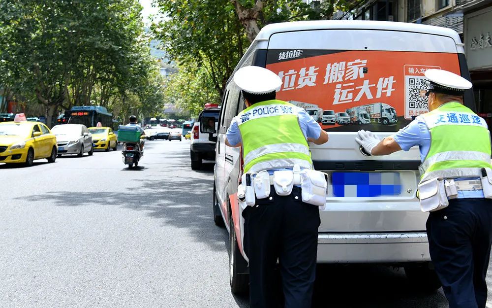 致敬交警烈日下的坚守作文,致敬烈日下的守卫人