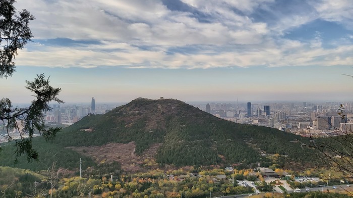 济南千佛山的飞来石的来历,济南千佛山的千佛洞的来历