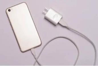 手机充电时间长了不拔会爆炸吗,充电器插久不拔会爆炸原因