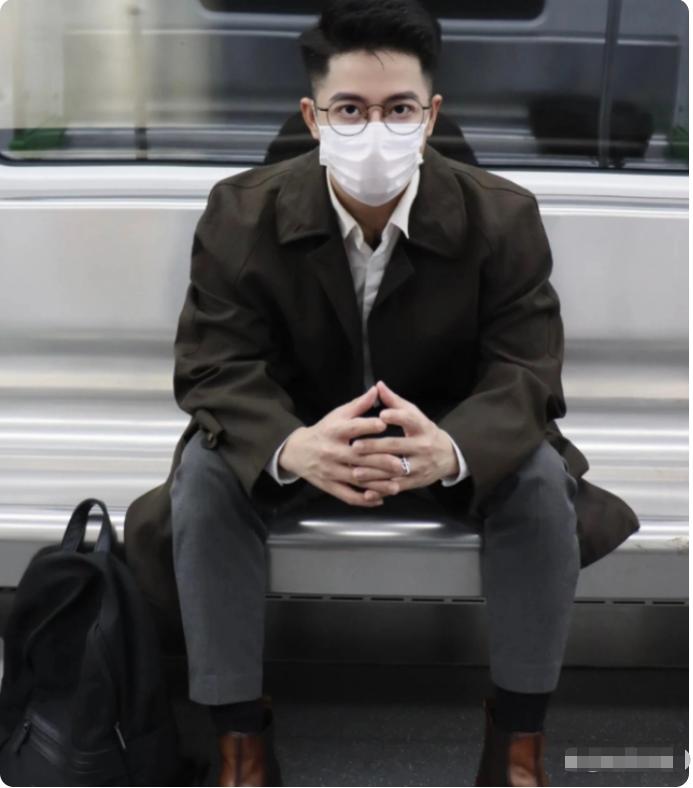 地铁摆拍男,最近很火的地铁男生照片
