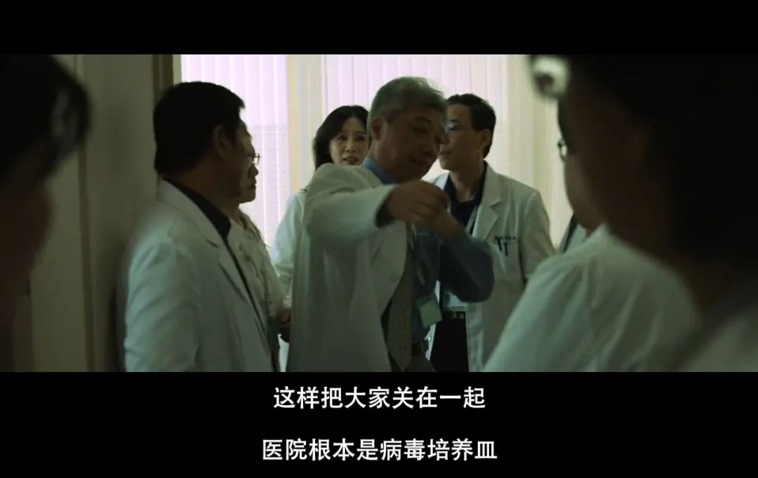 白衣天使无所畏惧负重前行,白衣天使不顾自己的安危