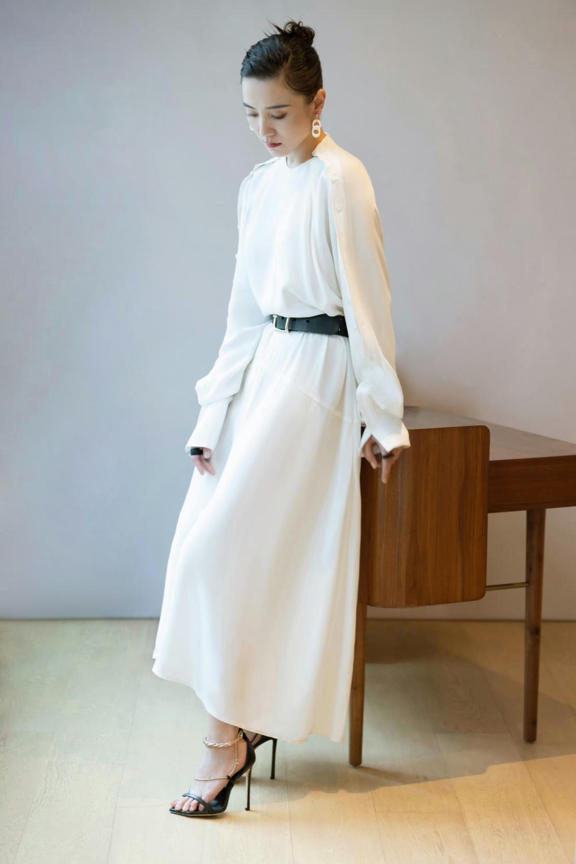 宋佳白衬衣黑色包臀裙,宋佳真会穿一身黑色装扮率性干练