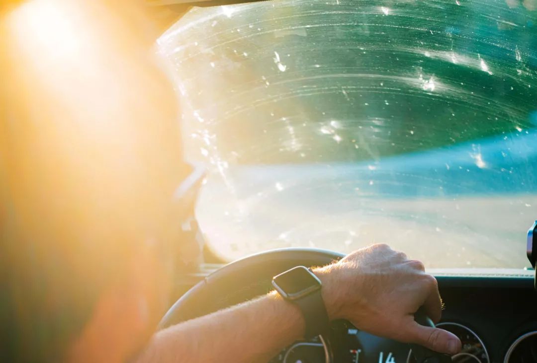 雨刮中间位置刮不干净怎么解决,雨刮条刮不干净还有有摩擦的声音