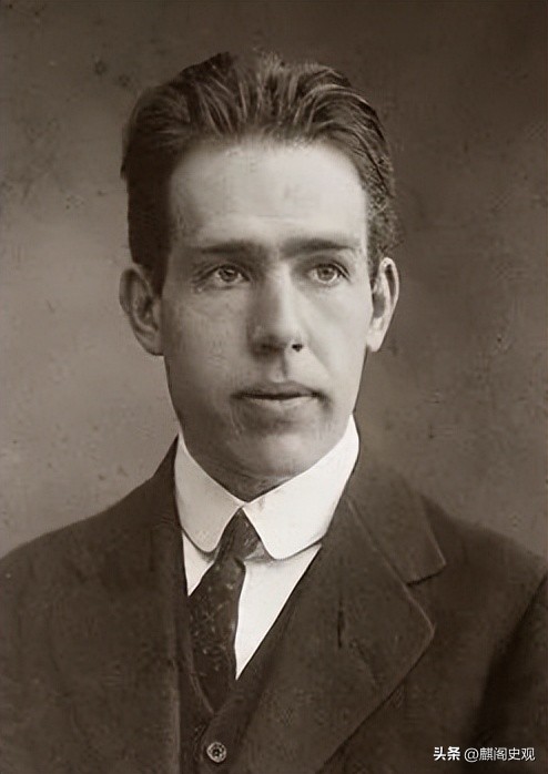 量子力学奠基人玻尔的历史地位,物理大神玻尔和爱因斯坦