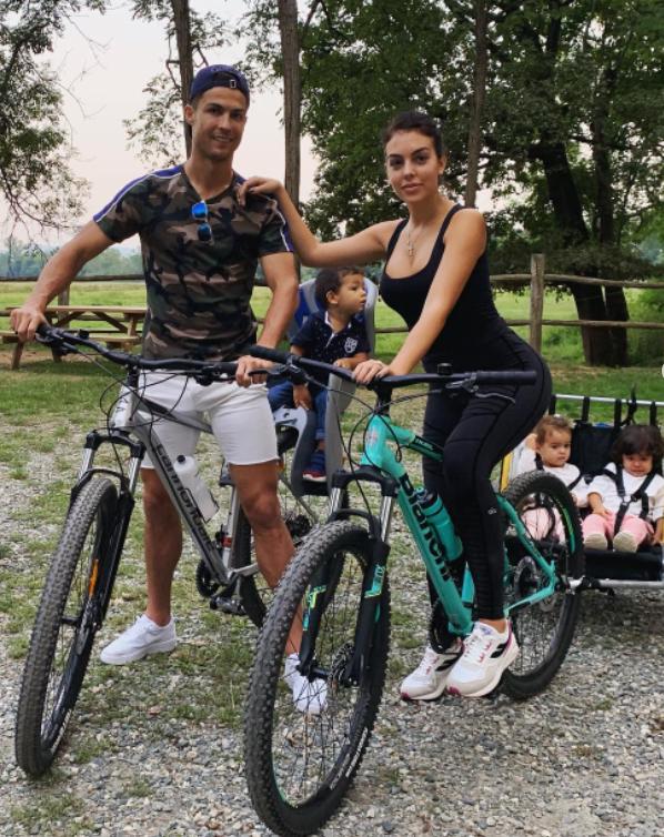 为什么c罗选了一个柜姐,c罗最重要的两个女人