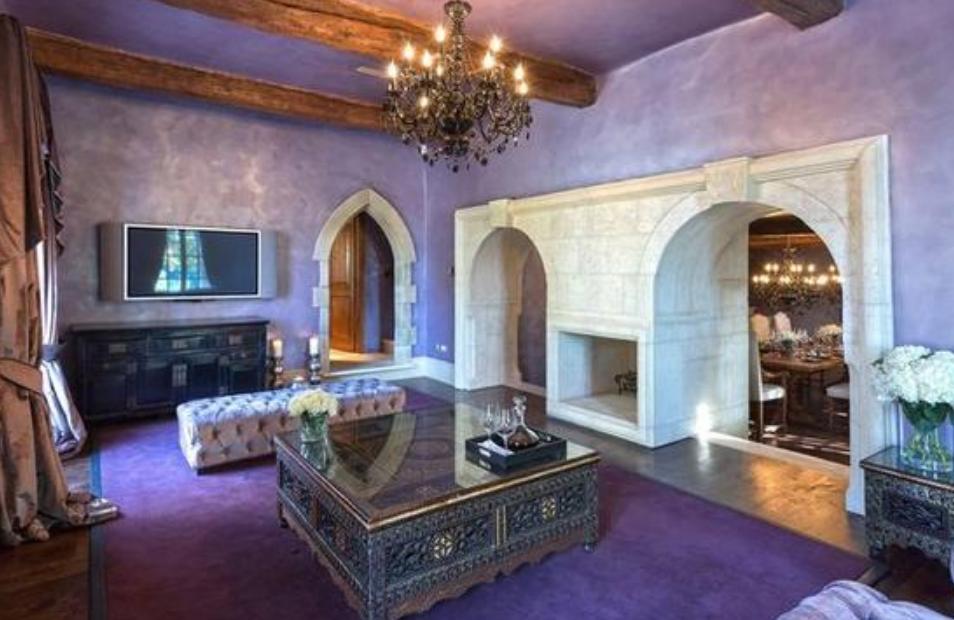 负债21亿住豪宅,负债6亿住17万酒店