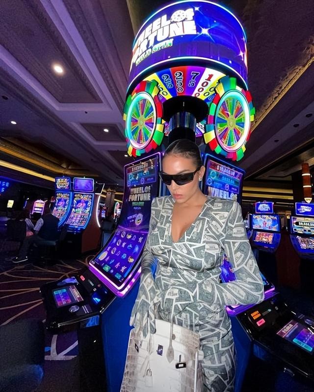 c罗携女友出席活动穿衣秀,c罗穿钻石裙现身戛纳