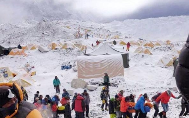 一对夫妻勇登珠穆拉玛峰，妻子缺氧倒在归程，她哀求道：别离开我