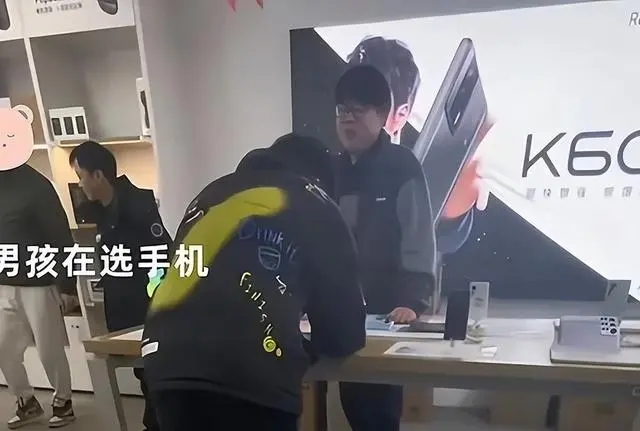 到底打了谁的脸？抑郁症少女被母亲当街怒骂：不愁吃喝你装什么装