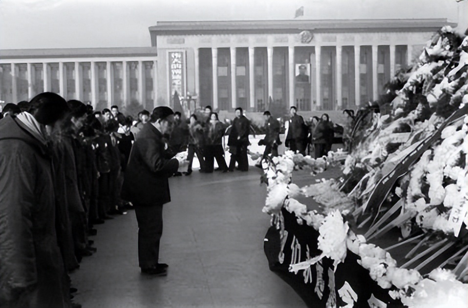 76年周总理去世，*剑英叶**拒绝致悼词：除毛主席论资历只有一人合适