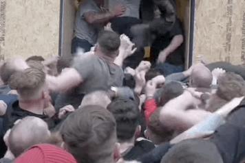 英国最疯的球赛，王室都被揍出鼻血