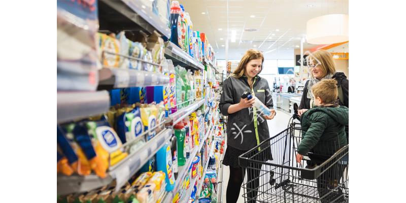 离婚十年，60岁的她拎一包东西上门：东西收下，我照顾你有仨条件