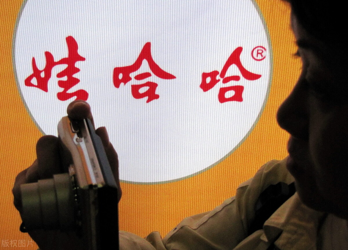 娃哈哈和酒杯碰杯图片,中国前首富娃哈哈