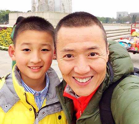 汶川大地震被救的三岁男孩郎铮,汶川地震中的3岁敬礼男孩郎铮