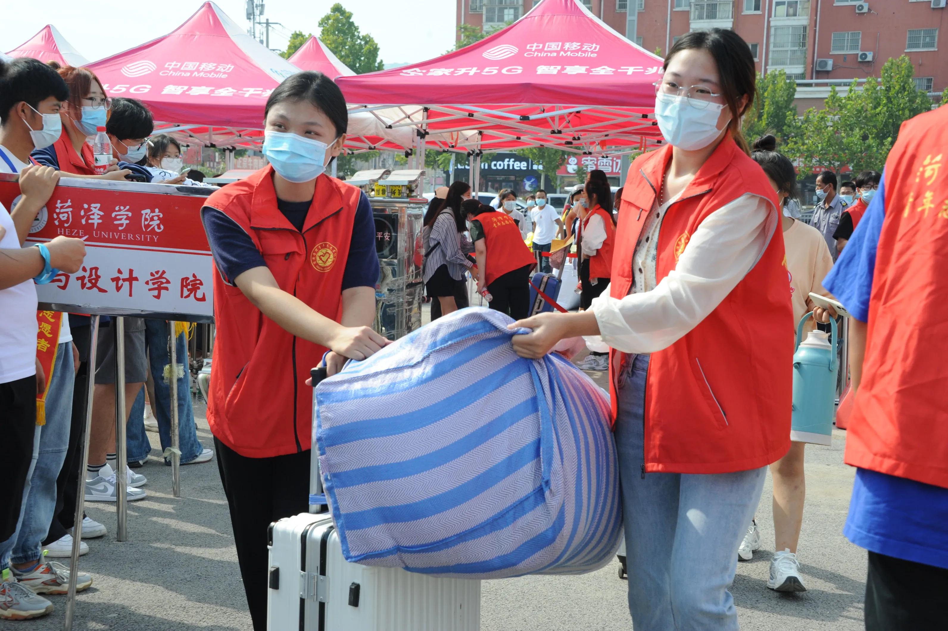 菏泽学院7174名新生分批次错峰报到，开启大学校园新生活