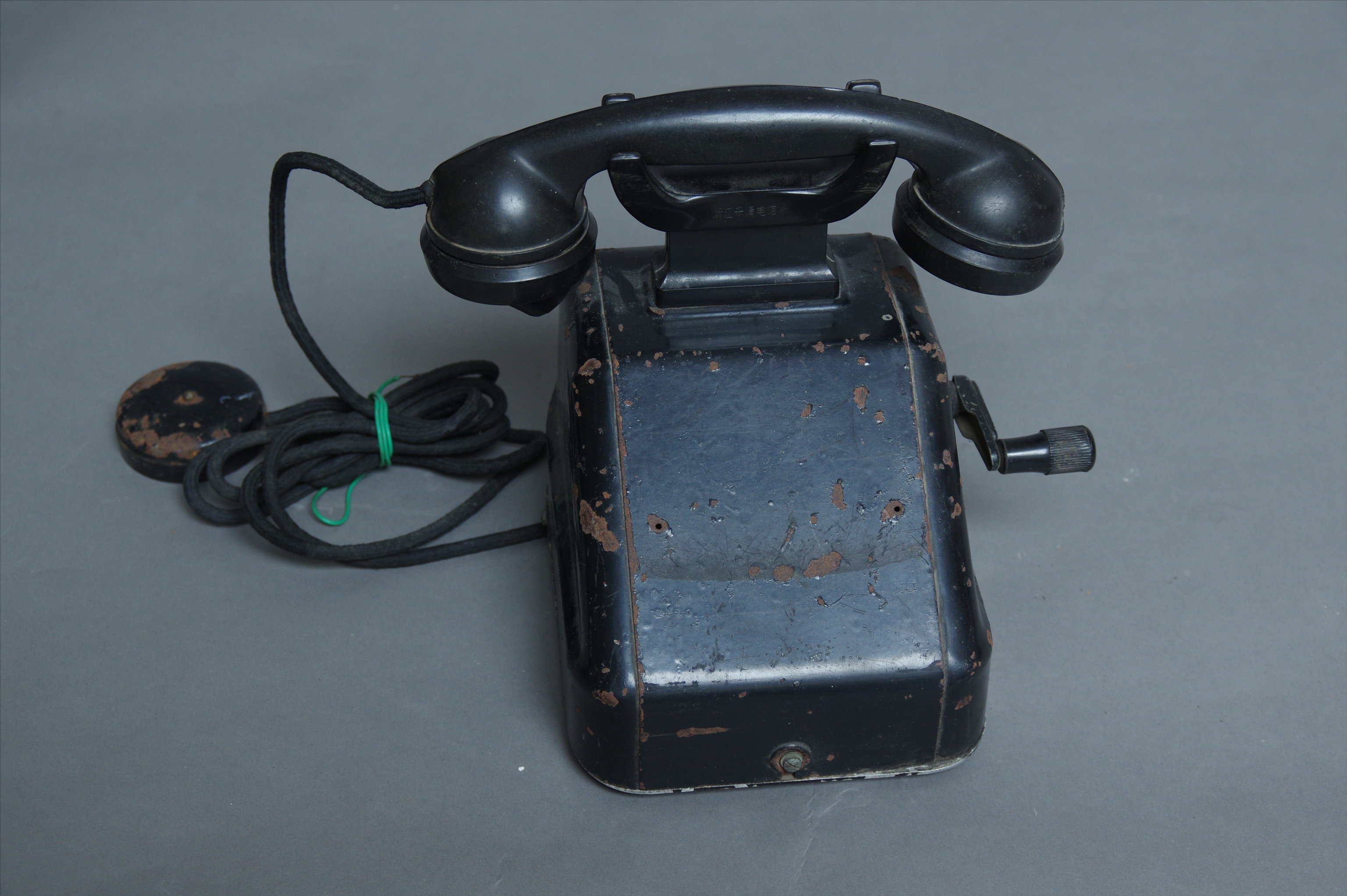 老式手摇电话机是如何拨号的,40年代的座机是怎么实现通话的