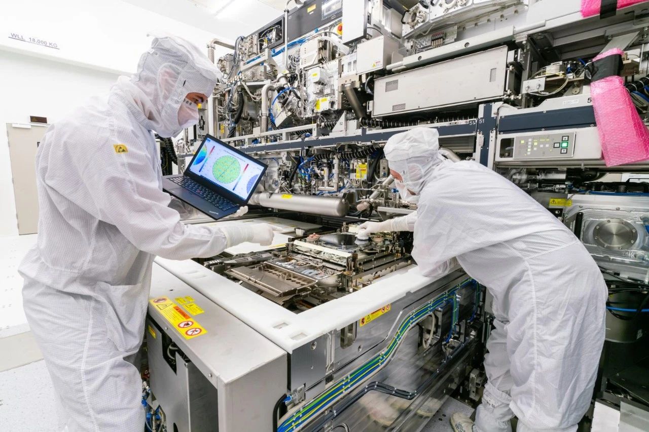 asml宣布光刻机正常出货,asml总裁称要把光刻机卖到国内