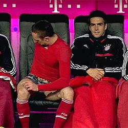 中国男足爆笑名场面亲吻,中国男足爆笑名场面握手