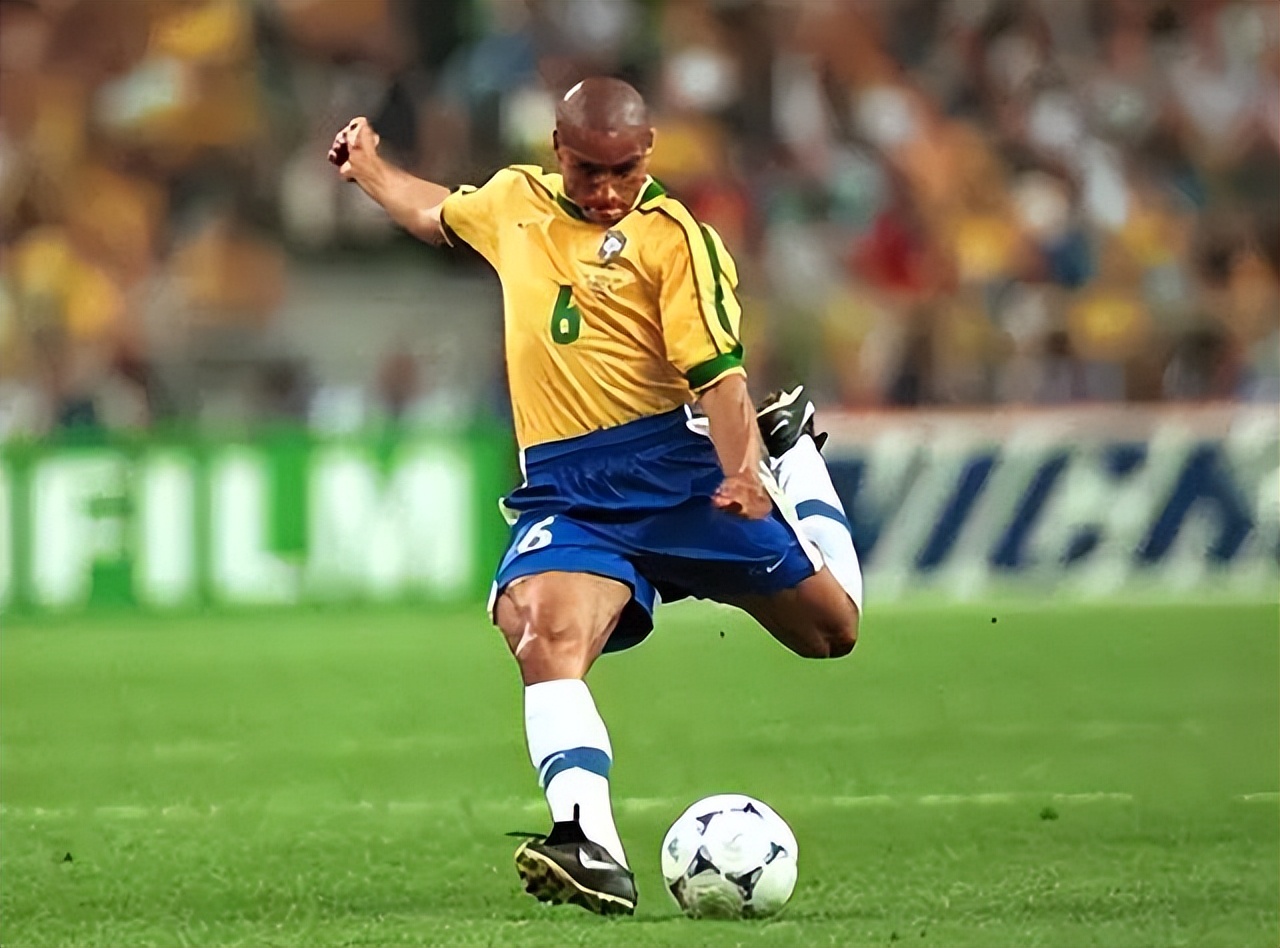 49岁巴西巨星晒近照：退役后发福严重像老头，3段婚姻生下11个娃