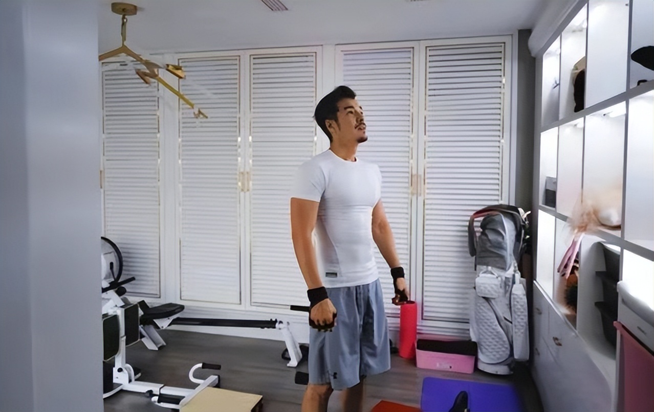 “许大茂”海一天一家四口同框,妻子身材火辣打扮靓,女儿太像他