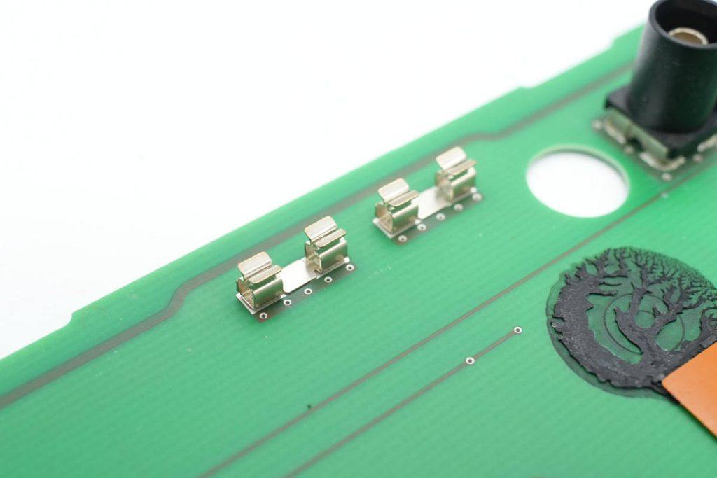 宝马5系无线充电拆解,宝马5系充电器怎么拆