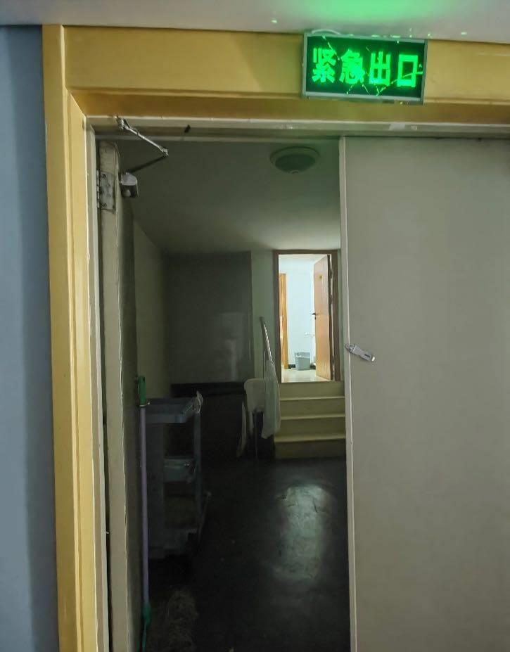 大连某酒店300元的双人间，隐藏在安检通道内，商家：太经济了