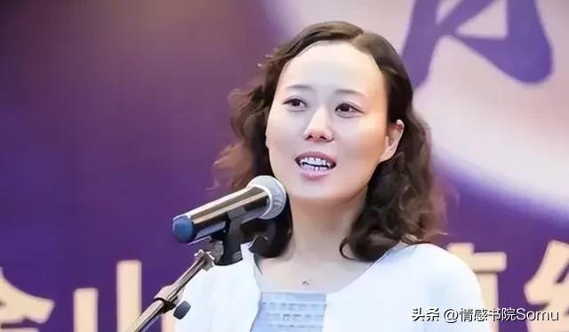 女贪官金英丽，抛弃男友，邂逅两位富商和男宠，最终被打回原形。