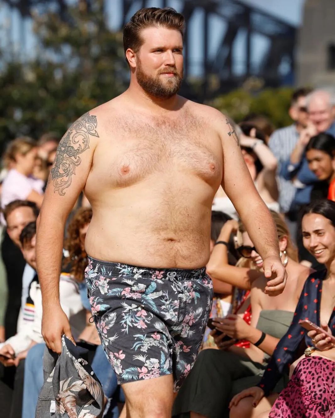 全球首席大码男模特为Rihanna内衣大秀走秀，展现傲人大肚腩