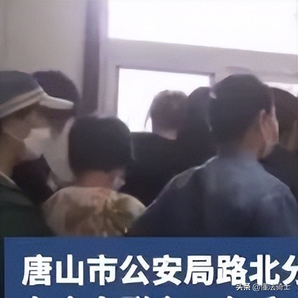 警察出警当时不抓坏人有错吗,警察接警后不出警违法吗