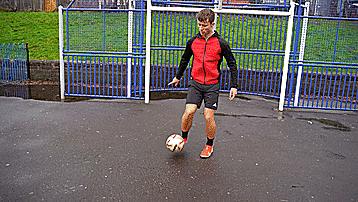 花式足球技巧之脚下转移大法,三个实用的花式足球技巧