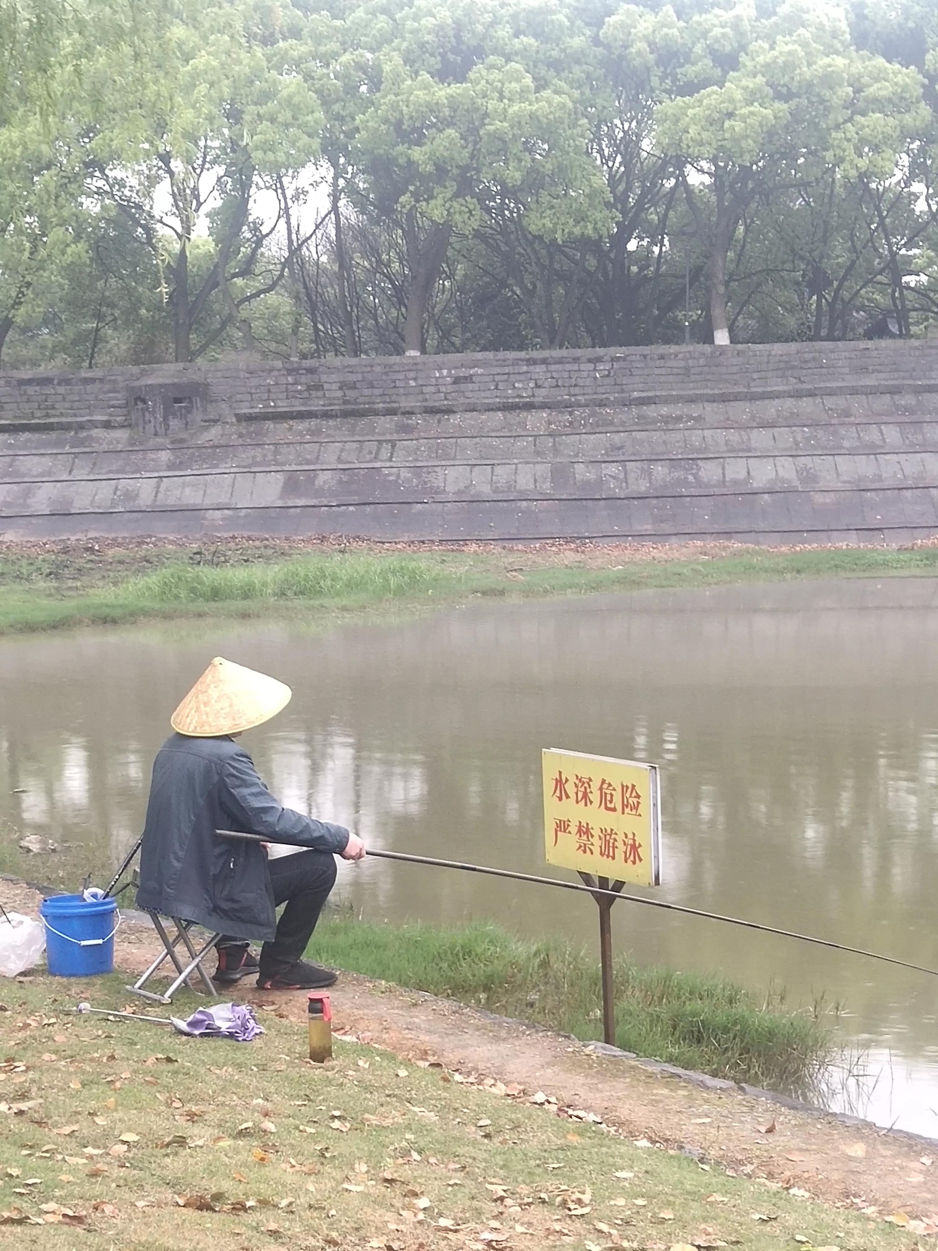 人工建造鱼窝野钓方法,大爷发明新式钓鱼钩