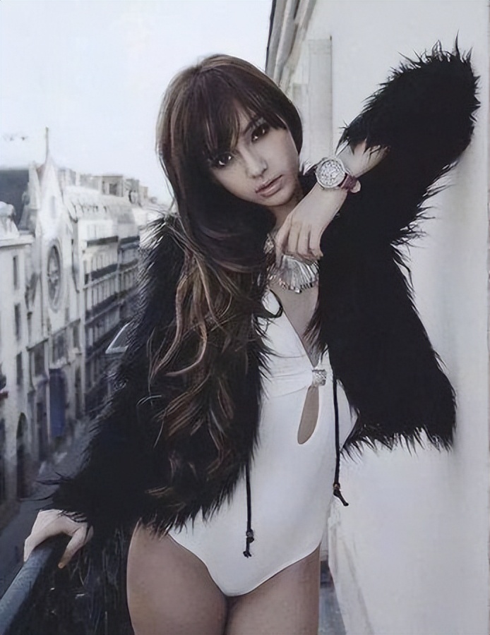 女明星晒泳装照引质疑,明星泳装照引热议