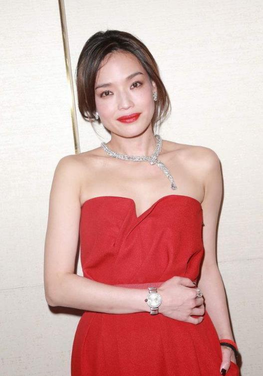 不是所有厚嘴唇都是香肠嘴！这5位女星嘴唇厚又性感，很有风韵