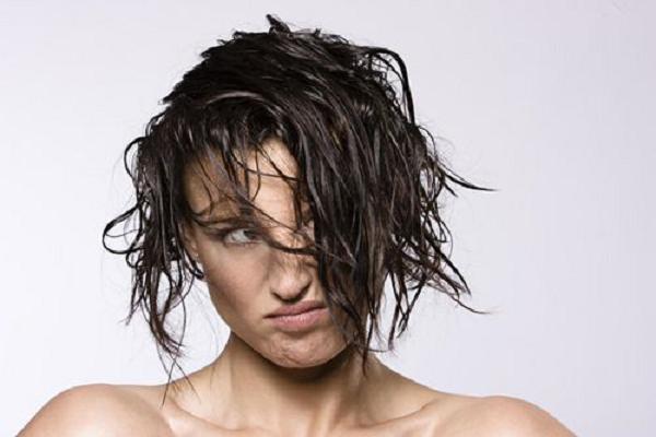 头发爱出油该怎么办改善,头发油腻出油掉发怎么回事