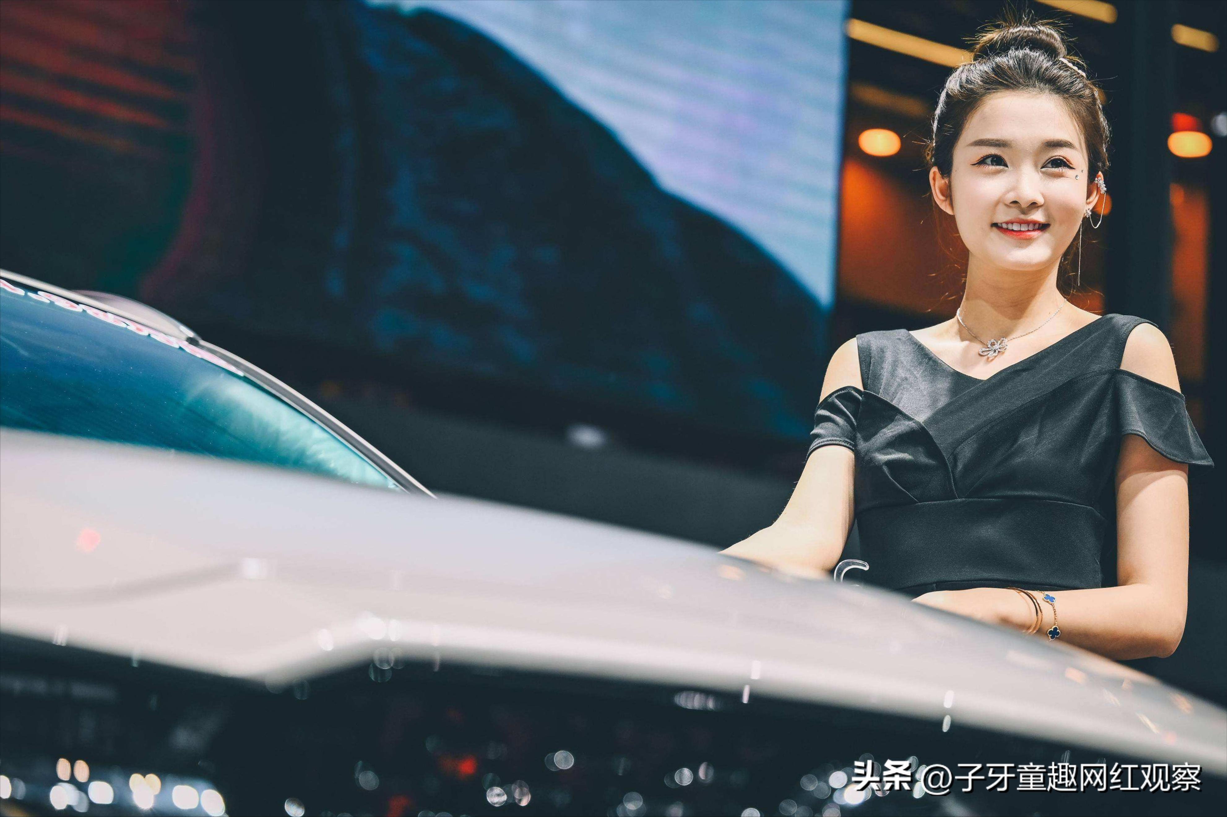 笑容甜美的气质车模,顶级车模惊艳亮相笑容甜美