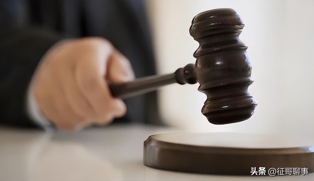 民警强迫男子和解后，刚出警局就被绑走殴打，这只是玩忽职守吗？