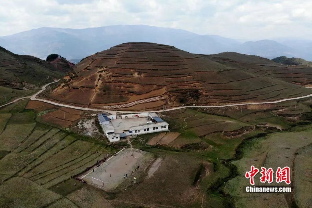 一双球鞋一人一只，凑成“黄金左右脚”！没有什么能够阻挡“运动小子”们的热爱