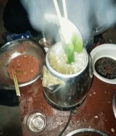 “姑娘，你知道衣服上的字是什么意思吗？”哈哈哈自信的姑娘最美