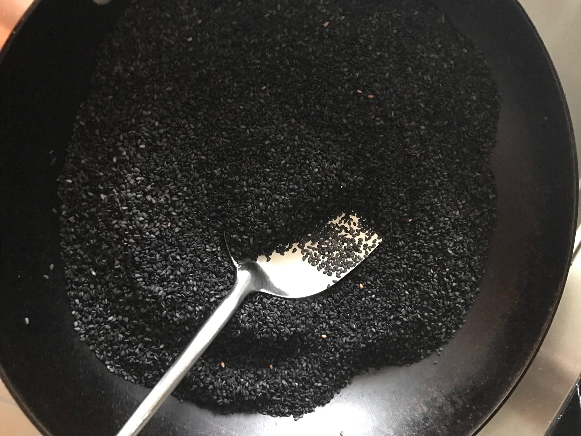 黑芝麻生吃补肾还是熟吃补肾,黑芝麻生吃好还是熟吃补钙好