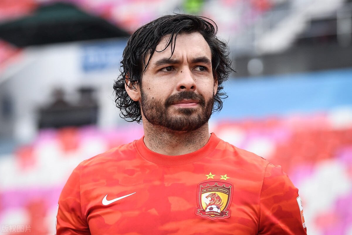 广州恒大队的球员高拉特宣布退役,恒大功臣高拉特