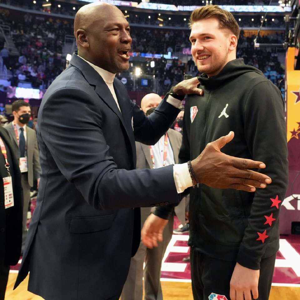 东契奇二代和锡安二代哪个好,东契奇两个版本球鞋