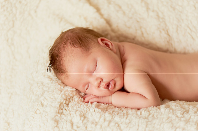 宝宝喜欢举手投降睡姿,为什么婴儿睡觉总是投降的姿势