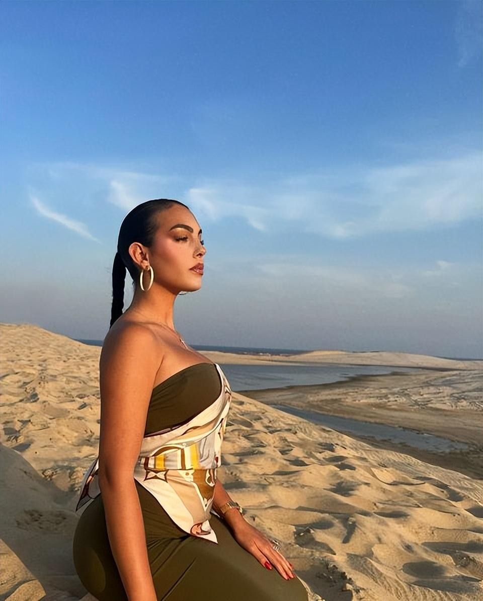 c罗和女友外出惊艳礼服抢眼,c罗穿钻石裙现身戛纳